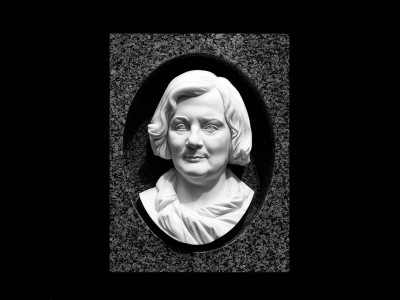 437. Женские портретные барельефные памятники